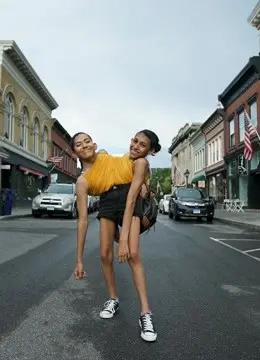 《连体共生姐妹》：扭曲的血脉，绝望的救赎，一场关于生死界限的惊悚试炼！